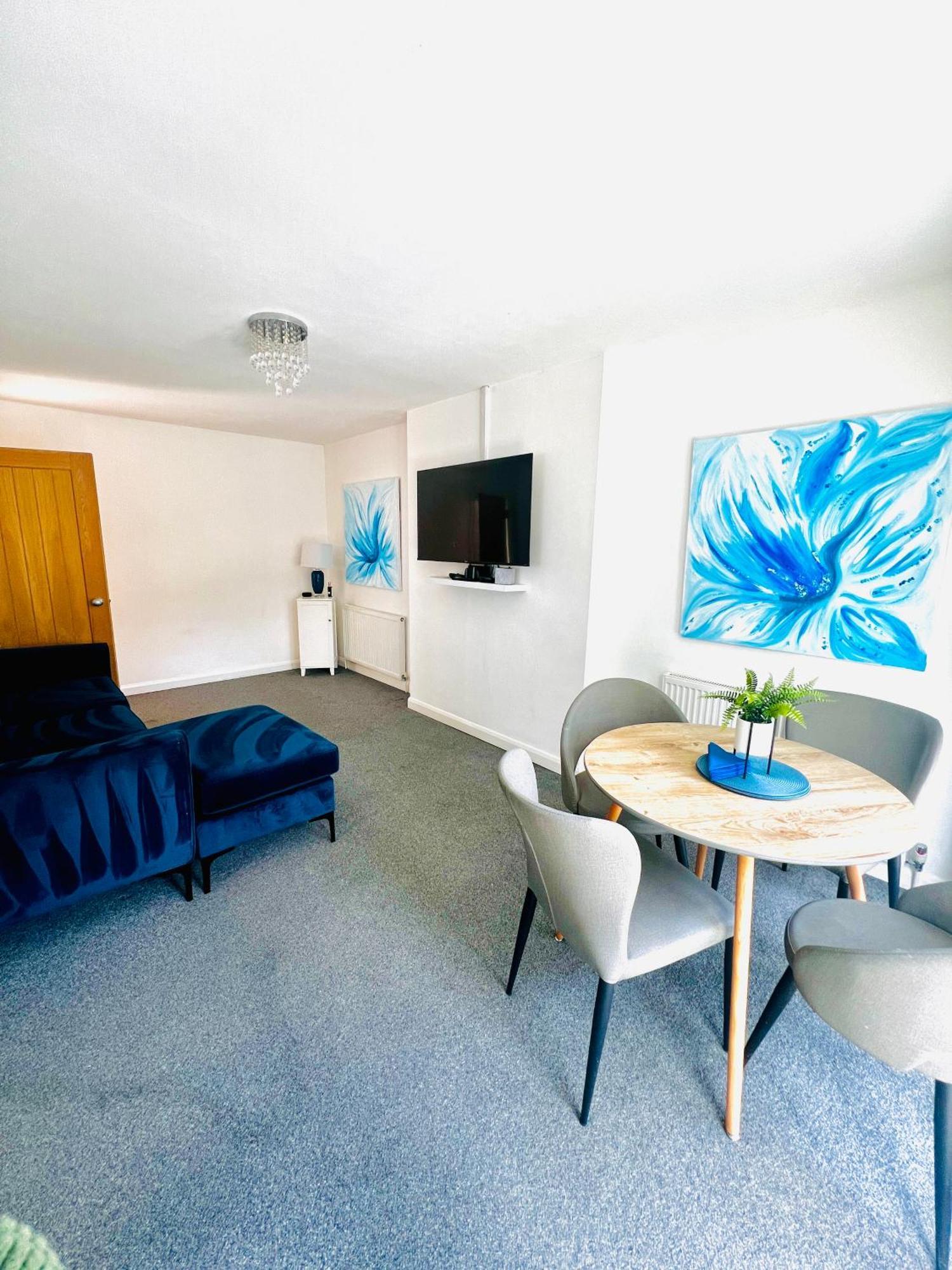 Apartment Peaceful Location With Free Parking For 2 Cars - Hosts Up To 4- Business Or Leisure Stays, Inc Hot-tub-netflix-complimentary Breakfast